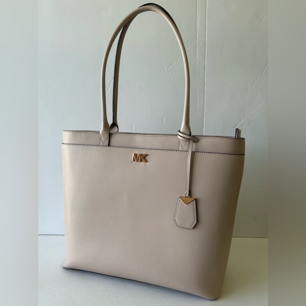 Michael Kors tote 
Rose gold hardware 
Blush color